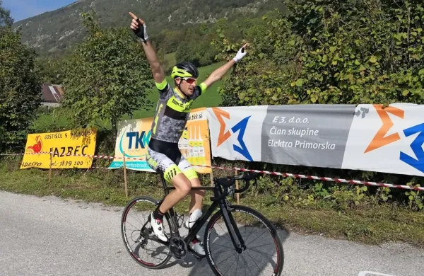 Absolutno je  pokal Kobarida osvojil  Italijan Andrea Calza.