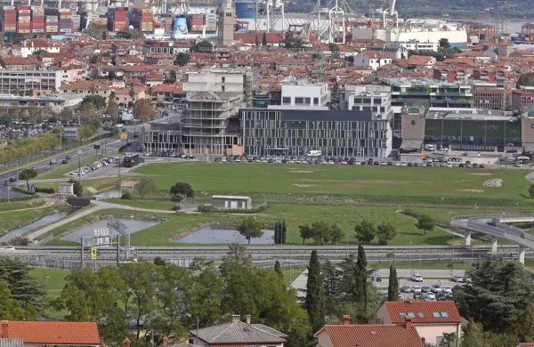 V občini so ureditev skejt parka predvideli na nasipu za bazenom, v KJN pa  menijo, da bi bila primernejša lokacija med pasarelo in 
semedelskim mostom (v ospredju, tik ob avtocesti).