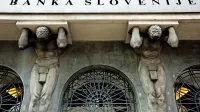 Na Banki Slovenije opozarjajo, da banke vse preveč zlahka 
prebivalstvu odobravajo posojila. 