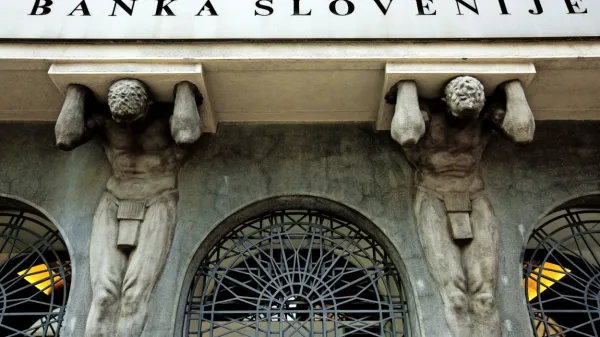 Na Banki Slovenije opozarjajo, da banke vse preveč zlahka 
prebivalstvu odobravajo posojila. 
