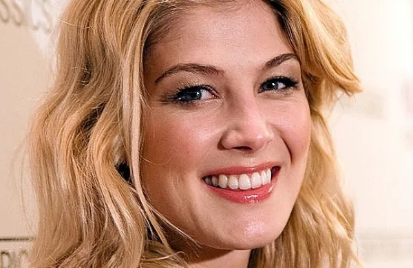 Rosamund Pike, med drugim nekdanje Bondovo dekle, bo igrala 
glavno vlogo v nanizanki, ki jo te dni snemajo v Posočju.