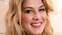 Rosamund Pike, med drugim nekdanje Bondovo dekle, bo igrala 
glavno vlogo v nanizanki, ki jo te dni snemajo v Posočju.