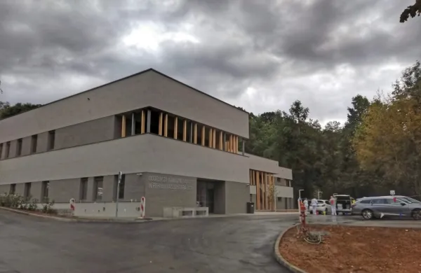 Stavba v Stari Gori je zgrajena, spodnje del že opremljajo, 
invalidna mladina naj bi se vanj selila decembra. 