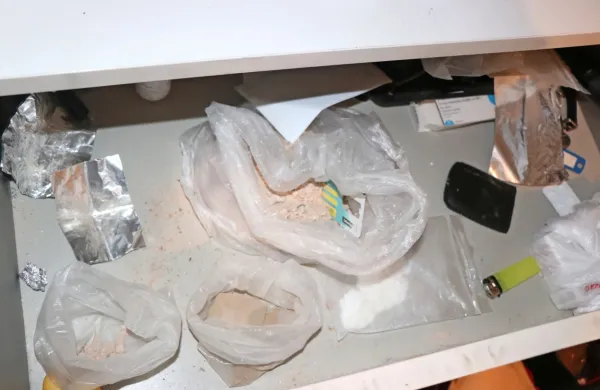 Pri Postojnčanu so našli heroin, kokain in tablete amfetamina.  