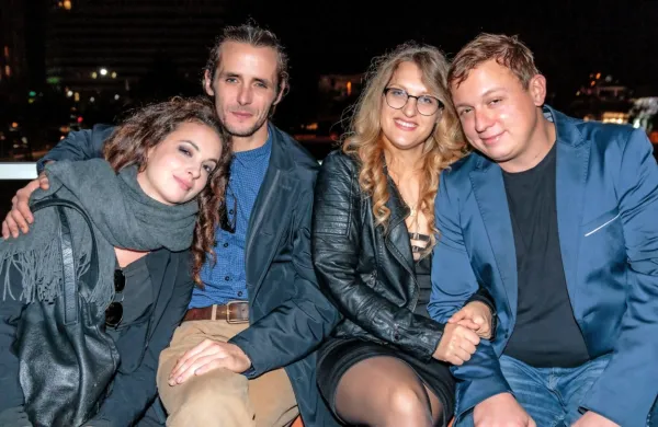 Po napornem delu so si odpočili (z leve) igralska in življenjska sopotnika  Urška Taufer 
in Matija Rupel, asistentka režiserja Tereza Gregorič in igralec Luka Cimprič. 