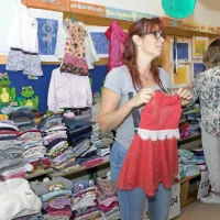 Zbrali so več kot 2500 kosov otro&scaron;kih oblačil in obutve