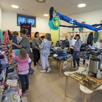 Zbrali so več kot 2500 kosov otro&scaron;kih oblačil in obutve