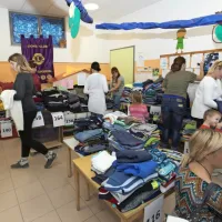 Zbrali so več kot 2500 kosov otro&scaron;kih oblačil in obutve