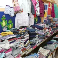Zbrali so več kot 2500 kosov otro&scaron;kih oblačil in obutve