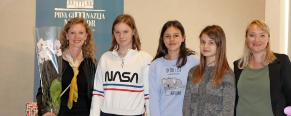 Mentorica Anja Hofman, Maja Primc, Lara Rolih in Daša Bratović s koordinatorko eko šole Violeto Husu (z leve) na podelitvi nagrade za Mlade poročevalce za okolje 
na konferenci ekokoordinatorjev v Laškem.