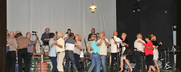 Kocert so začeli z godci na vozu in s plesom v skednju. 