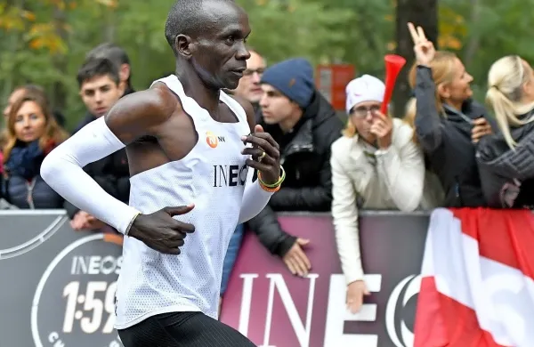 Eliud Kipchoge je dokazal, da lahko človek preteče razdaljo 42 
kilometrov v eni uri, 59 minutah, 40 sekundah in dveh stotinkah.
