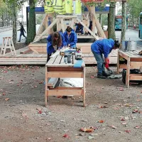 Člani umetniškega kolektiva Raumlaborberlin na delu