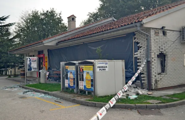 Z  eksplozijo bankomata sta neznanca povzročila veliko materialno 
škodo na celotnem objektu, ki se je razletel na vse konce. 