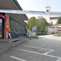 Z  eksplozijo bankomata sta neznanca povzročila veliko materialno 
škodo na celotnem objektu, ki se je razletel na vse konce.
