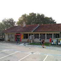 Z  eksplozijo bankomata sta neznanca povzročila veliko materialno 
škodo na celotnem objektu, ki se je razletel na vse konce.