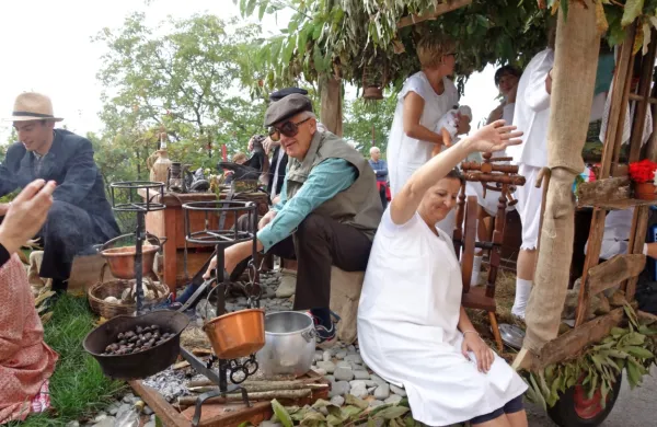 V Ligu so ob jubileju obudili tradicijo sprevoda kmečkih vozov.  