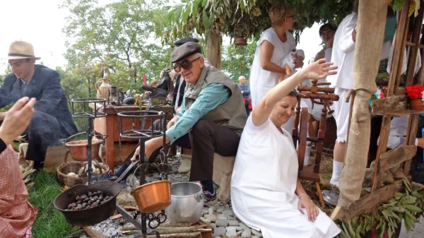 V Ligu so ob jubileju obudili tradicijo sprevoda kmečkih vozov.  