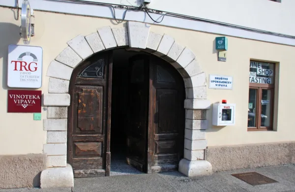 Župan načrtuje selitev sedeža občinske uprave v nadstropje 
stavbe, kjer deluje  zavod za turizem. 