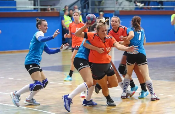 Izkušenejša koprska ekipa (v oranžnih dresih) je uspešno prestala 
najkrajše gostovanje v sezoni.