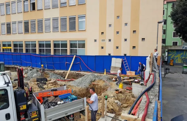 Na tem delu gradbišča so delavci pri vrtanju in nameščanju enega 
od  pilotov nenamerno predrli kanalizacijsko cev. 