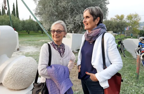 Marjanca Lenassi in Neda Milkovič sta velikokrat  spremljali simpozij; čvrste temelje sta mu postavila njuna pokojna moža, kipar 
Janez Lenassi in nekdanji direktor Obalnih galerij Toni Biloslav.     