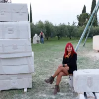 Kiparka  Laura Marcos  iz Argentine je svojo kamnito skulpturo ustvarila v obliki kovčkov, ki bodo 
kmalu krasili piransko avtobusno postajo.   