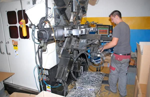 V podjetju za proizvodnjo svojih izdelkov letno predelajo  450 ton 
materiala. 
