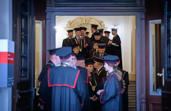  Na Univerzi v Ljubljani so okoli 200 posameznikom - profesorjem 
in drugim zaposlenim - v treh letih razdelili 11,8 milijona evrov iz 
tržne dejavnosti. 