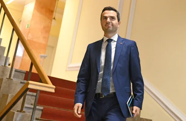 Matej Tonin je opozoril, da je v zadnjem času že v dveh primerih 
prišlo  do uhajanja informacij iz  Sove.

