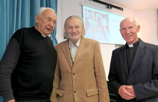 Prvo predstavitev spominskega zbornika o msgr. Janezu Zupetu 
so pospremili tudi koprski škof dr. Jurij Bizjak, Zupetov brat, slikar 
Krištof Zupet in urednik zbornika dr. Anton Štrukelj. 