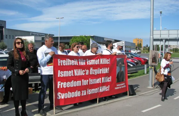 V začetku oktobra se je pred koprskim zaporom zbrala skupina 
protestnikov v podporo kurdskemu aktivistu, med njimi poleg 
aktivistov nekateri predstavniki slovenske in evropske politike.