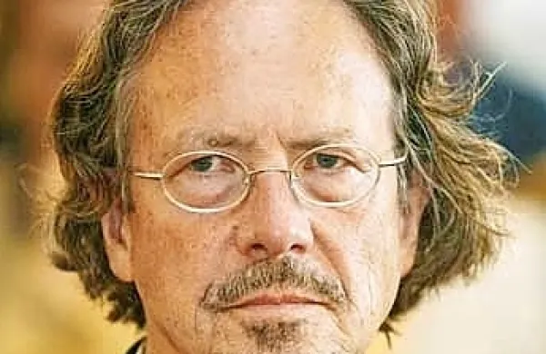 Švedska akademija se je danes odzvala na kritike, ki so se zvrstile 
po tem, ko je za Nobelovega nagrajenca za literaturo za leto 2019 
razglasila avstrijskega pisatelja Petra Handkeja.