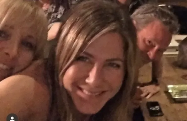 Jennifer Aniston in njeni soigralci iz nadaljevanke  Prijatelji v prvi 
objavi Anistonove na instagramu. Všečki in komentarji dobrodošlice so se kar vsuli. 