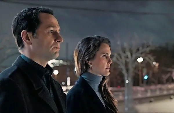 Kot KGB agenta pod krinko blestita  Keri Russell in  Matthew Rhys.