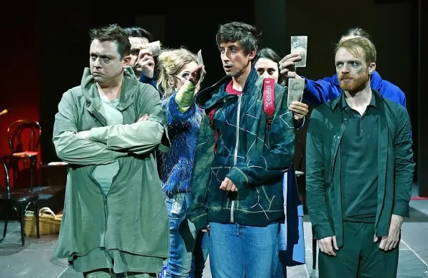 Predstavo Skrivnostni primer ali Kdo je umoril psa si bo v Gledališču Koper moč  
ogledati 4., 6., 7., 8. in 9. novembra.