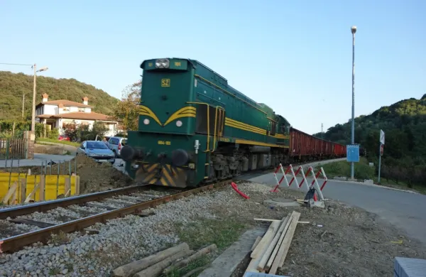 Čez mesec dni bodo tudi na železniškem prehodu v Saksidu zapornice, a preden bodo začele delovati, jih bodo morali  še testirati.  