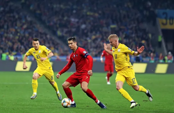Cristiano Ronaldo (z žogo) je v Ukrajini dosegel 700. gol v 
profesionalni karieri, a si s Portugalsko še ni priigral uvrstitve ne 
evropsko prvenstvo. 