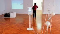 Umetnica tradicionalne umetniške discipline združuje  z novimi tehnologijami.