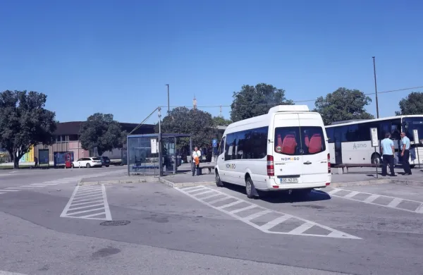 Jutri bo med 8. in 20. uro zaprta tudi glavna avtobusna postaja. 
Primestni in mednarodni avtobusni promet bodo preusmerili na 
parkirišči med glavno železniško postajo in objektom Pošte 
Slovenije.
