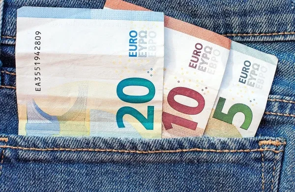 Meja plačevanja pri brezstičnem poslovanju brez kode PIN poslej 25 evrov