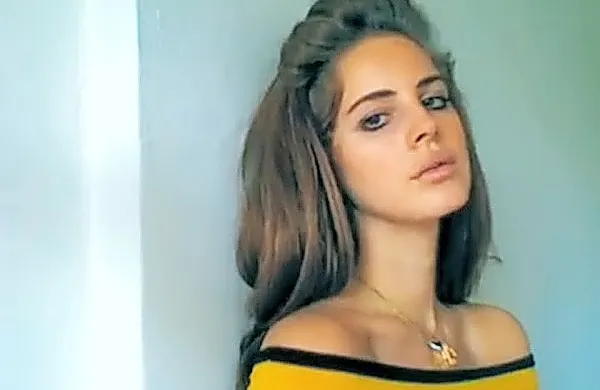 Na podelitvi nagrad glasbene revije Q v Londonu je bila za 
najboljšo pesem desetletja razglašena Video Games iz leta 2011, ki 
jo izvaja ameriška pevka Lana Del Rey.
