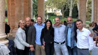 V  Toskani so Slovenijo predstavljali (z desne): Primož Lavrenčič (Burja), Jean Michel Morel (Kabaj), Martin Gruzovin 
(Guerila), Valerija Simčič Kalan (Marjan Simčič), Uroš Klabjan,  Aleš Kristančič (Movia) in Erika Nemec, ki je pri predstavitvi 
pomagala Valeriji Simčič Kalan.