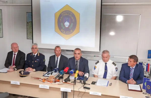 Udeleženci novinarske konference (z leve): Gabor Stankovič, 
Giuseppe Colasanto, Uroš Lavrič, Dean Jurič, Svevlad Hoffmann in 
Valter Gržeta