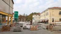 Župan napoveduje, da bo Lavričev trg tlakovan do konca januarja, 
ostala gradbena dela pa naj bi zaključili konec februarja 2020.  