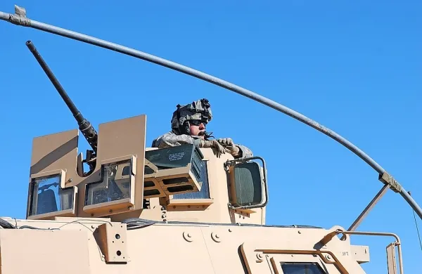 Več deset ameriških oklepnikov z ameriškimi vojaki na krovu je 
danes iz Sirije vstopilo v iraški Kurdistan. Fotografija je simbolična.