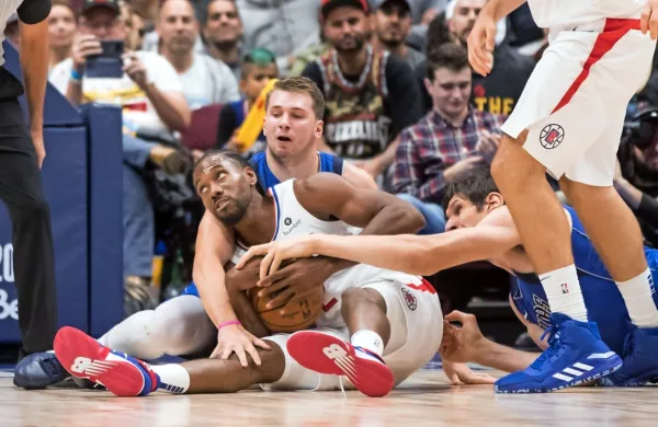 Luka Dončić (v modrem dresu levo) se bo v rednem delu sezone lige NBA večkrat srečal z najkoristnejšim igralcem lanskega finala, 
Kawhijem Leonardom (z žogo). 