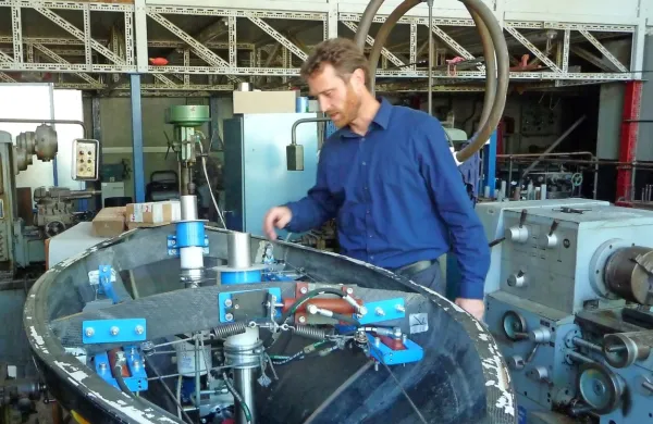 Peter Vidmar ob ambicioznem projektu: izpod rok študentov 
nastaja prva avtonomna jadrnica.