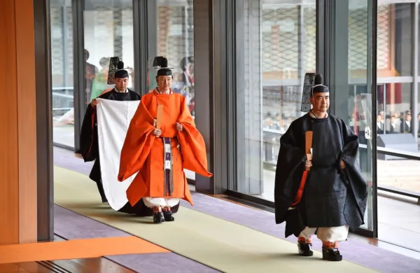 Japonski cesar formalno zasedel prestol krizantem