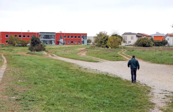 Občina zagotavlja, da bo še pred gradnjo Soških vil uredila  utrjeno  
povezovalno pot ob železnici. 